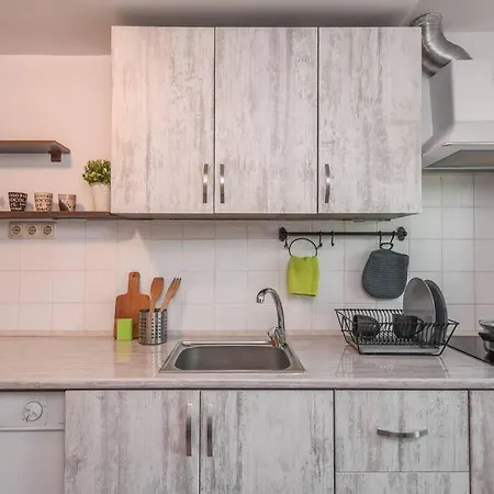 Spacious And Cozy 3 Bedroom Apartment In Downtown Sofia *