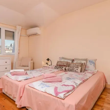 Spacious And Cozy 3 Bedroom Apartment In Downtown Sofia Σόφια