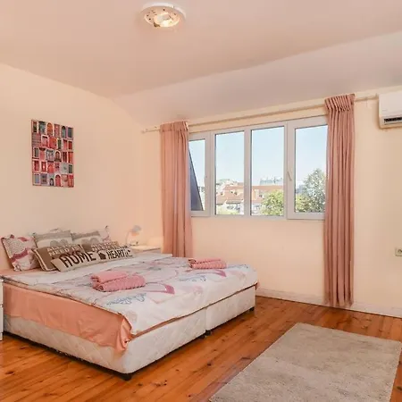 Spacious And Cozy 3 Bedroom Apartment In Downtown Sofia Apartment *